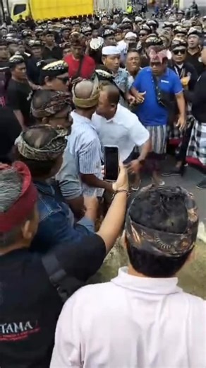 MEDIA INFORMASI SEPUTAR BALI on Instagram: "MIRIS! Tradisi Suci Pecaruan Ngiid di Desa Adat Bugbug Diduga Dihadang, Banten Caru Rusak Suasana pelaksanaan tradisi adat Pecaruan Ngiid di Desa Adat Bugbug, Karangasem, diwarnai insiden yang memprihatinkan. Upacara yang digelar di wilayah utara desa, tepatnya di depan Pura Puseh serta di pintu masuk desa di kawasan Banjar Segaa, dilaporkan sempat dihadang oleh sekelompok oknum yang mengatasnamakan krama desa. Tradisi sakral ini sejatinya dihadiri ole