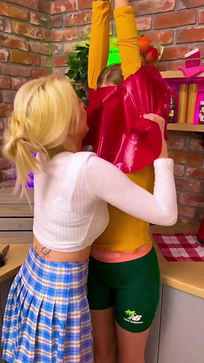 Chaotic System Clothing: How to Change Clothes in the Party