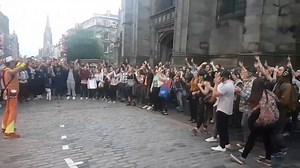 Bohemian Rhapsody at 9pm on the Royal Mile this evening. Part of the Guru Dudu silent disco show. Welcome to Edinburgh in August! | Edinburgh Spotlight