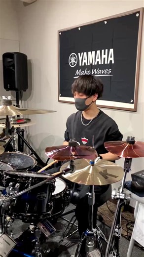 Yamaha Drums Japan Official (Since 1967) on Instagram: ". ＼山本真央樹ドラムセミナー&機材購入相談会✨／ HOW TO BE A PRO DRUMMER 〜プロドラマーになるには〜 ■日時：12/21 (日) 14:00～ ■料金：6,600円 ※先着順 ■場所：島村楽器 三宮オーパ店 ／ 残席残りわずか！！📢 ＼ プロドラマーになるために欠かせない、 ①楽器の選び方②テクニック③現場の裏話 の3つのテーマで分かり易くご解説いただきます💡 ※動画は、先日八王子オクトーレ店にてセミナーを開催した際のサウンドチェックです👀 真央樹さんがドラムマガジン第24回誌上コンテストに提供した、マスタークラス課題曲「Veil of Time」のご本人書き下ろし譜面もファイル付きでプレゼント🎁 詳細、参加申込みはこちらより👇 https://shimamura.co.jp/shop/koube/article/etc/20250823/27029 （リンクはストーリーズ/ハイライトからご確認ください！） #yamahadrums #島村