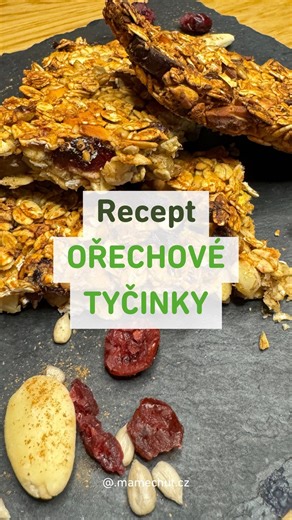 👩🏻‍🍳 Recept na domácí ořechové tyčinky, které jsou skvělou náhradou sladkého.🔋 🌱 Ingredience (na 6 porcí): 140 g ovesných vloček 20 g mandlí 20 g sušených datlí 20 g sušených brusinek 20 g sušených goji 20 g loupaných slunečnicových semínek 1 ks střední banán 24 g jablečné výživy 1 ČL kokosového oleje 1,5 PL medu 1 ČL mleté ​​skořice 👩‍🍳 Postup: Celý recept naleznete na našem eshopu v kategorii “Recepty a články” Pokud tyčinky vyzkoušíte, sdílejte vaše výtvory a budeme rádi i za označení 