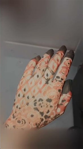 “Confidence looks better with henna.” ✨