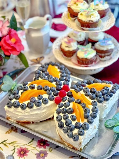 🦋Schmetterlingskuchen🦋 Zum Geburtstag meiner Mama gab es gestern diesen schönen und auch leckeren Schmetterlingskuchen. Ein simpler Biskuitteig mit einer Mascarpone-Sahne-Creme gefüllt und eingestrichen. Zum Schluss noch mit Früchten garniert. Mein Lieblings-Biskuitteig-Rezept 200 g Mehlmix für Kuchen 6 Eier 140 g Zucker 1 TL Backpulver 500 ml Schlagsahne 250g Mascarpone Puderzucker (je nachdem wie süß man es mag) Heidelbeeren Himbeeren 1 Dose Pfirsiche in Scheiben Die Eier mit dem Zucker ca.