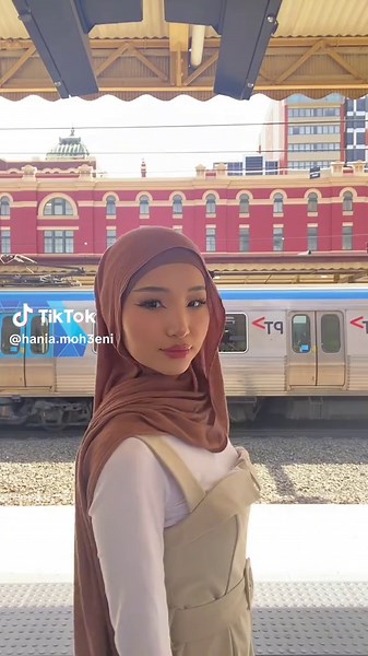 Stylish Modest Jumpsuit Outfit Ideas for Hijabis