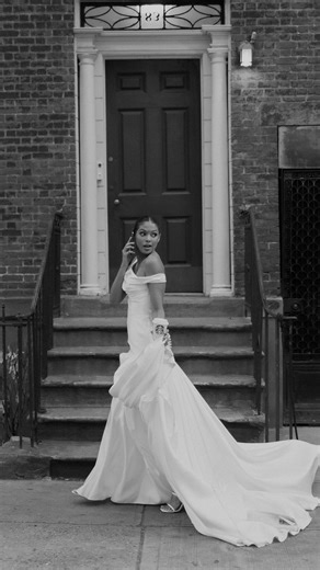 Lé Lee Studio Bridal on Instagram: "Did we nail the Sex and The City brief? 💅 Wedding dress designer @leleestudio Content creation @allthelovenyc Photography @luxartweddingstudio Make up @kellsiebainmakeup Hair @bridalhaircollective #sexandthecity #carriebradshaw #sarahjessicaparker #newyorkbridalweek #nybfw #soho #sohoapartment #newyorkbridalfashionweek #nyc #newyork #newyorkcity"