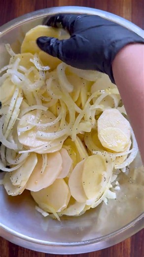 Easy grilled potatoes made in a foil packet! #potato #grilling #sidedish
