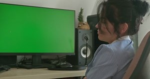 clip-1098560775-frustrated-woman-has-no-ideas-creative-crisis