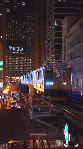 Have you seen the holiday train yet? 🎄🚊 Head to link.bucketlisters.com/5KJu ⬅️ to find out when, where, and how to ride Chicago’s festive trains! (🎥: betooblah via IG) | Chicago Bucket List