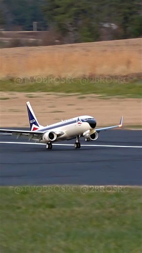 Precision flying: Delta 737 MAX touch and go demonstration