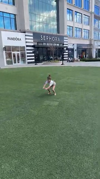 7-year-old gymnast does cartwheel