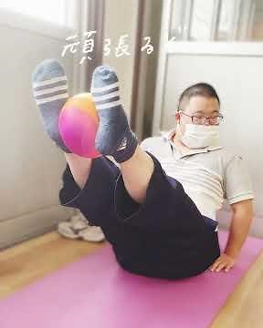 ボールを太ももで挟むことで内ももに付着する「内転筋」や「骨盤底筋」「括約筋」を鍛えることができるため、将来の尿もれ予防に効果が期待できます‼️グループを作って楽しくヨガを続けましょう🧘