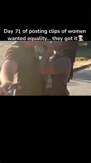 Women Gets Equality on Instagram: "Follow @womengetsequality 日本利用压电瓷砖将脚步转化为电能。这些瓷砖捕捉来自你脚步的动能。当你行走时，你的重量和动作会对瓷砖产生压力。瓷砖会轻微弯曲，从而产生机械应力。瓷砖内部的压电材料将这种应力转化为电能。每一步都会产生少量电荷，而数百万步结合在一起就能产生足够的电力来驱动LED 灯、数字显示屏和传感器。在像涩谷车站这样繁忙的地方，每天大约有240万个脚步为这一系统作出贡献。 这些电能可以被储存或立即使用，从而减少对传统电力来源的依赖，并支持可持续的城市基础设施。 这种方法将日常运动转化为实用的可再生能源 #日本#知识#事实 #你知道吗 #推荐 #科技#创新#历史 #技术 #实验#热门"