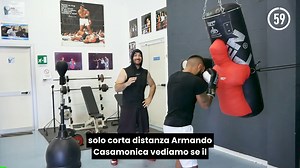 Armando casamonica (Campione Italiano pesi leggeri) e Giacomo Micheli (pugile professionista imbattuto con 8 match) ci mostrano come utilizzare il Versus Bag di Green Hill, la sagoma umana da utilizzare come sacco negli allenamenti di Boxe. Il Versus Bag è un ottimo strumento di allenamento non solo per i campioni di pugilato, lo è anche per i principianti come la nostra piccola Vanessa, che migliora la sua tecnica e la sua precisione dei colpi anche grazie al Versus Bag. Il Versus Bag ci permet