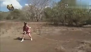 视频：日本变态节目：女孩腰系食物引巨蜥赛跑