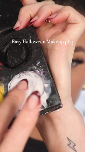 The easiest Halloween makeup hack👻 #makeup #mua #makeupartist #halloween #halloweenmakeup #ghost #ghostmakeup #makeuptutorial #halloween2024 #easyhalloweenmakeup #makeuphacks #makeuphack