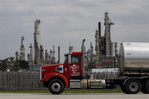 Suncor hikes dividend as earnings beat expectations despite slumping oil prices