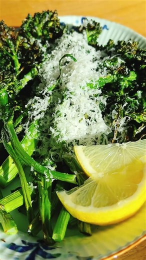 This Air fryer broccolini with shaved parmesan and garlic lemon seasoning is a quick and easy side dish that’s full of flavor and nutrition! https://iheartumami.com/air-fryer-broccolini/ It takes only 10 minutes from start to finish. Follow my simple tips for the most tender, crisp, yet flavorful broccolini! | I Heart Umami