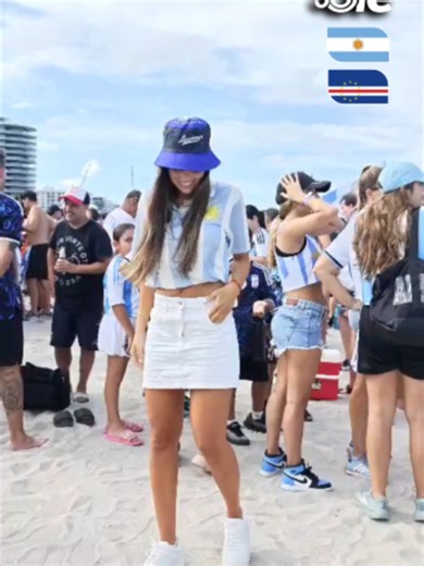 Emilia Ferrero, pareja de Julián, en el banderazo argentino en Miami 🙌🩵🤍