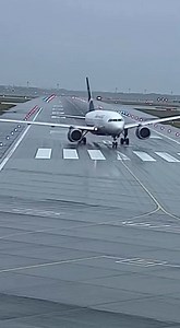 Strong winds push the airplane. | SR Digital Tips