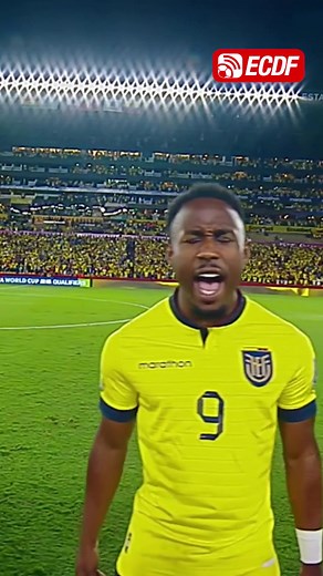 Emotiva interpretación del Himno Nacional del Ecuador por parte de los jugadores antes del partido