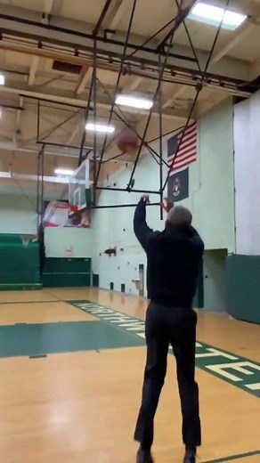 🏀 Barack Obama enflamme le web en marquant un panier à 3 points Fan de basket, l'ancien président des États-Unis a réalisé ce beau geste lors d'un déplacement avec Joe Biden dans le Michigan | BFMTV