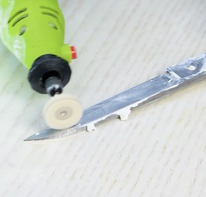 Fixing rusted and broken scissors | 5-Minute Crafts Men