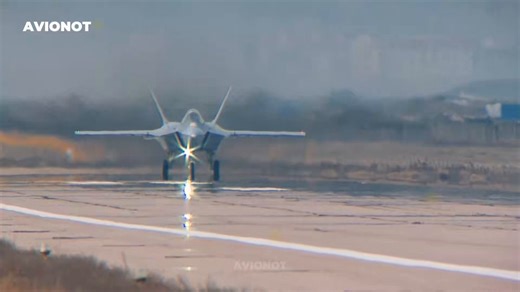 Türk mucit Ergün Kırlıkovalı’nın geliştirdiği radara görünmez malzeme ile uçan B-2’ler, İran’ın nükleer tesisini vurmuş ve tespit edilememişti.B-2’nin radar görünmez malzemesini geliştiren Ergün Kırlıkovalı, KAAN’ın malzemesi için çalışmalara dahil oldu.