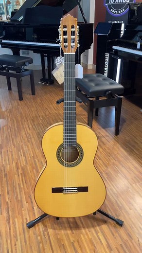 🎸✨ Hoy les traigo una joya: la Paco Castillo 214F, una guitarra flamenca con una potencia y comodidad que sorprenden desde el primer acorde. Perfecta para quienes buscan ese sonido brillante, rápido y con carácter andaluz 🔥 ✅ Tapa de abeto macizo ✅ Cuerpo de ciprés ✅ Hecha en Valencia, España 🇪🇸 ✅ Ideal para flamenco, rumba, y más ¡Dale play al reel y escucha cómo suena esta belleza! ¿La conocías? ¿La has probado? #GuitarraFlamenca #PacoCastillo #FlamencoGuitar #214F #TocaToque #Guitarristas