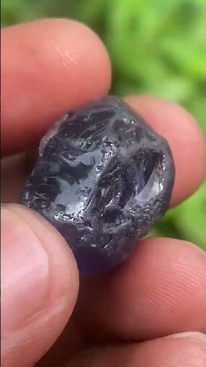 Blue Sapphire in Hand 💎 | Rare Ceylon Gemstone Discovery 🇱🇰