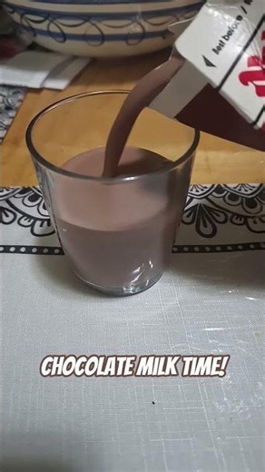 Pouring chocolate milk🍫🥛🤩
