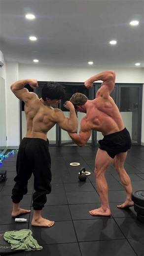Thử thách chống đẩy tạ thú vị cùng Gym bro