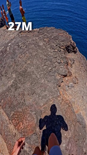 Récap de mes 10 jours à La Réunion en 2024 où j’avais fait une montée en hauteur jusqu’à 47m. Hâte de voir quel nouveau sauts on va découvrir cette année 🤙🏼 📷 @insta360 X5 et Ace Pro 2 #cliffjumping #cliff #jump #nature #adrenaline #waterfall #thinkbold #cliffdiving | Jérémy Nicollin