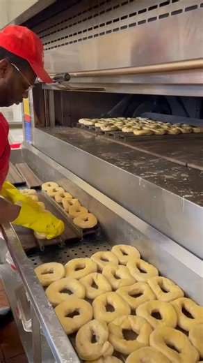 Kettle boiled now ready to bake! 🥯 Our bakers are making your fresh bagels from scratch so they’ll be perfect when the doors open this morning. Stop in or order online at stewleonards.com for a quick pick up or delivery right to your door. #stewleonards #bagels #bethysbakery #nybagels | Stew Leonard's