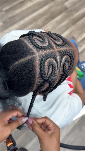 Looking For A New Braid Style for You or Your Kid Try This! Braider: @Nas_thestylist #braids #stitchbraids #braidstutorials #kidshairstyles #hairstyle