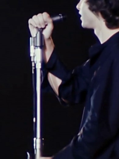 That time Jim mistook a moth for a grasshopper on stage. Even so, his comments only amplified to the music. 🎥: The Hollywood Bowl, 1968. #TheDoors #JimMorrison #Fyp