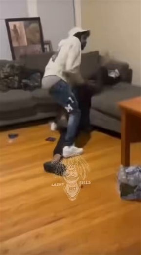 Boyfriend slaps his girlfriend and pours her ācid because she cheated on him.😭💔
