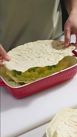 Lasagna estiva leggera con pane carasau, pesto e ricotta di capra – ricetta facile e gustosa