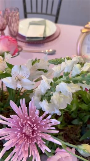 Vanise Bittencourt | Decoradora de eventos • Designer floral on Instagram: "Mesas | 15 anos da Olívia Trazendo a natureza como principal referência, os verdes, as flores e os fios de fada em LED deram vida à composição das mesas. Inspiradas no filme A Princesa e o Sapo, cada mesa dos convidados recebeu um arranjo diferente, criando um cenário leve e encantado. 🐸👑 Na mesa dos anfitriões, as flores ganharam destaque especial, com uma paleta em tons de rosa que trouxe delicadeza. &#