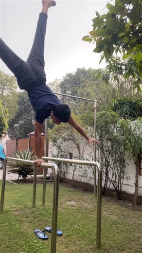 XaviarSaeed on Instagram: "Learning the one arm handstand"