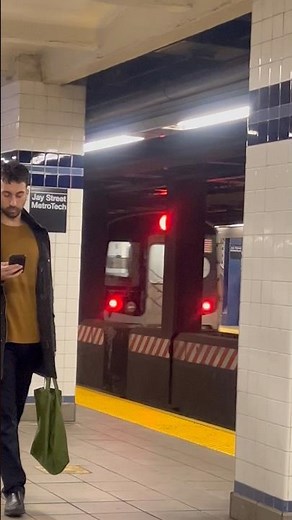 R179 (C) 🍋 Train leaving Jay st MetroTech