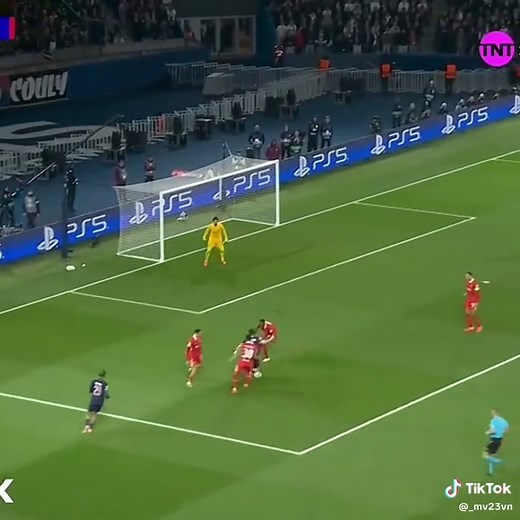 Alisson defende pênalti crucial contra o PSG