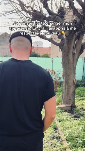 Hugo Hudon | Coach hygiène de vie masculine on Instagram: "J’ai essayé de changer mon corps de plein de façons. Mais à chaque fois, ça commençait par beaucoup de sport, d’un coup, que ce soit du running ou de la muscu à la salle. Mais le résultat était toujours le même : 1 à 2 kilos perdus (de l’eau), une blessure ou deux, et surtout l’abandon. Parce qu’honnêtement, je donnais toute mon énergie sans voir de progression concrète sur mon physique. Plus tard, j’ai compris que le sport était une str