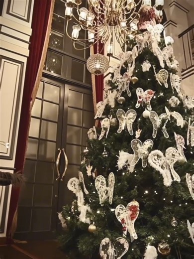 神戸北野ホテルでは今年もロビーにクリスマスツリーを設置いたしました🎄✨ クリスマスムードあふれる華やかなディスプレイで皆さまをお出迎えいたします🎅💫 今年のクリスマスを彩るディスプレイのテーマは天使🎵✨ 純白の羽根やきらめくオーナメントが、まるで天使たちが舞い降りたかのような幻想的な空間を演出しています👼✨ クリスマスならではの特別な雰囲気をぜひお楽しみください🎅💫 また、12月20日（土）～12月25日（木）限定でクリスマスディナーを開催いたします🍽️✨ 大切な方との特別なひとときに彩りを添える贅沢で華やかなディナーをご用意しております❣️ 聖なる夜を美味しいお食事と共にゆっくりとお過ごしくださいませ✨ 皆さまのご予約をお待ちしております🎄✨ 【Xmas2025】聖夜を彩るクリスマスディナーのご案内🎄✨ ▪️神戸北野ホテル・フレンチレストラン「アッシュ」 聖夜を彩るクリスマスディナー(乾杯用グラスシャンパン付) 料 金： お一人様 38,000円（税・サ込） 日 程：2025年12月20日（土）～12月25日（木） 時 間：18:00～19:30の間にご予約をお願