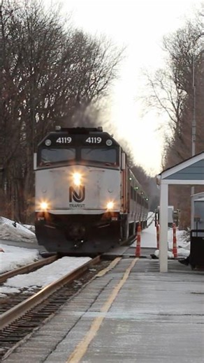 NJT 4119 flies by Woodcliff Lake, NJ #train #njt #railtrack