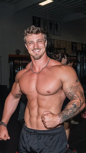 WHAT IS HAPPINESS 4 YOU? on Instagram: "🇮🇹 Nella vita arrivano momenti in cui tutto sembra sfuggirti di mano. Imprevisti che non puoi prevedere né fermare. Ma @austinbvi ci racconta che c’è un’ancora in mezzo alla tempesta. Un luogo dove, per due ore al giorno, ha il controllo totale: la palestra. Qui impari che il vero successo non è la perfezione maniacale di pochi mesi, ma la costanza di anni. Non serve essere infallibili, serve presentarsi e dare tutto ciò che hai in quel momento. Questa d