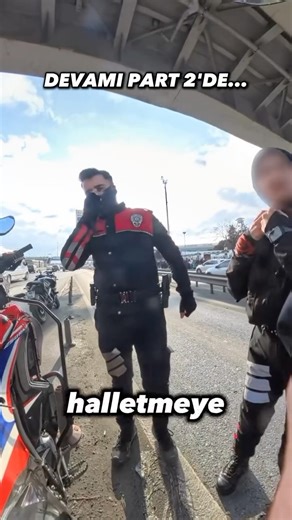 𝐘𝐮𝐬𝐮𝐟 𝐓𝐨𝐩𝐫𝐚𝐤 on Instagram: "Haklı olan kim nasıl bir yol izlenmeliydi? Asıl niyet part2’de Her zamanki gibi dikkatlice şerit değiştiriyorum, dört kez kontrol edip yoluma devam ediyorum. Okula yetişmem gerektiği için emniyet şeridine geçmek istedim, yine kontrolümü yapıp çıkıyorum. Ama arkamdaki motor duramayıp bana arkadan dokunduruyor, savrulup düşüyor. O an intercom’da müzik çaldığı için ne olduğunu anlamıyorum, hatta dubaya mı vurdum diye düşünüyorum. Ama meğerse adam bana çarpmış 