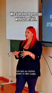 Die Schüler haben mich gefragt, wie sich eine Depression anfühlt und ich bin so dankbar, ihnen das sagen zu dürfen, weil es eben nicht nur schlechte Laune ist. _ Bei mir fing alles mit 16 an und ich wäre so dankbar gewesen, wenn ich da schon mehr über das Thema gewusst hätte. Denn als ich plötzlich in der Depression drin steckte, war ich so überfordert und wusste weder vor noch zurück. _ Danke an @sagamedia , @depressionsliga und @aok_politik , dass ich 2 Tage bei der aktuellen Schul-Bustour uns