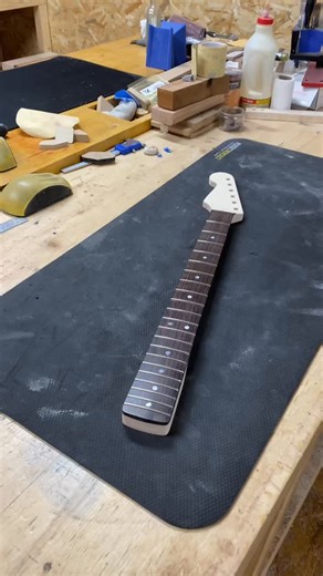 diy - lutherie - formateur 🎸 on Instagram: "stage fabrication Superstrat jour 3 : le manche ✅ fin du frettage ✅ galbe de manche ✅ ponçage du manche ➡️ Accès au discord ici dans ma bio https://discord.gg/EvAYYWMm52 ➡️ Guide pas à pas gratuit pour faire son galbe de manche à la main (lien dans la bio) #luthiery #luthierie #luthier #lutherie #luthierlife #guitare #formation #formationenligne #formations #guitarediy #diyguitare #formationdelutherie #constructiondeguitare #fabricationdeguitare #luth