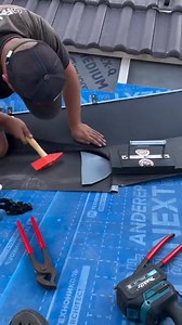 Coupling of the central part of the slab with a low-slope canopy made of standing seam roofing #hochdiezimmererkunst #baublogger #framer #schrauben #zimmere #baumarkt #ziegel #dachdecker #häuslebauer #bauherren #sanierung #baustelle #hausbau #dachdeckerkunst #dachdeckerei #roofer #roofersofinstagram #rooferslife #zimmermann #carpenter #carpenterofinstagram #contractor #work #reelsinstagram #reels #fyp #summer #altbau | Roof Working