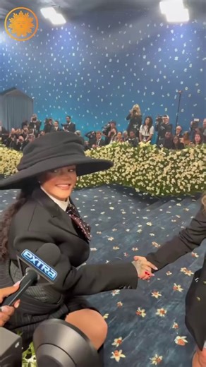 Rihanna returns to the #MetGala with a baby bump and a bold look. https://cbsn.ws/430RpT7 #rihanna #redcarpet #fashion | CBS Mornings